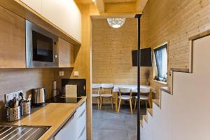 eine Küche und ein Esszimmer in einem winzigen Haus in der Unterkunft RESORT SALIXA u Poděbrad in Poděbrady
