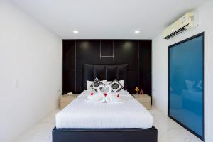 En eller flere senge i et værelse på Wonderland Emerald 4 Bedroom Luxury Villa