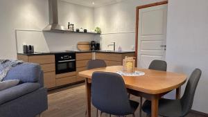 eine Küche mit Tisch und Stühlen in einem Zimmer in der Unterkunft Det gule huset - Nordic Horn in Brostadbotn + 18 Fotos