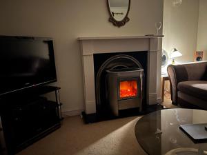 TV a/nebo společenská místnost v ubytování 2 bedroom Lake district cottage