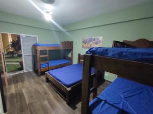 une chambre avec deux lits superposés et une fenêtre dans l'établissement Villa's Serena, à Bertioga 35 autres photos