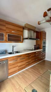 een keuken met houten kasten en roestvrijstalen apparatuur bij Galteo Remedios in Ronda