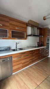 een keuken met houten kasten en roestvrijstalen apparatuur bij Galteo Remedios in Ronda +2 foto's