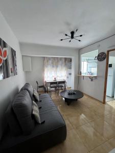 una sala de estar con un sofá y una mesa en APT en centro fútbol 1min Playa 10min, en Villareal
