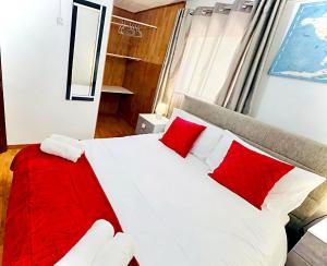 En eller flere senge i et værelse på Susette's Serenity - Ground Floor Apartment