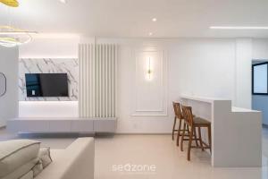 a living room with a couch and a table and chairs at Aptos em prédio à 650 m da Meia Praia - RGOs in Meia Praia