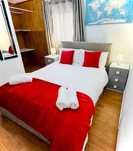 En eller flere senge i et værelse på Susette's Serenity - Ground Floor Apartment