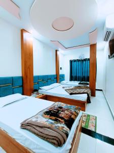Giường trong phòng chung tại Hotel Shreem
