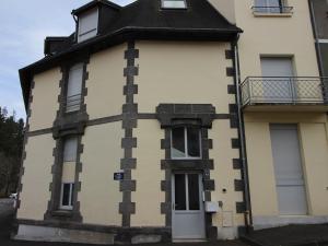 ein Gebäude mit einer schwarz-weißen Fassade in der Unterkunft Duplex T3 à La Bourboule - Proche thermes, 6 pers - FR-1-608-296 in La Bourboule