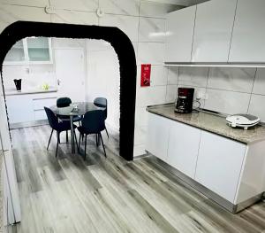 Køkken eller tekøkken på Susette's Serenity - Ground Floor Apartment + 9 billeder