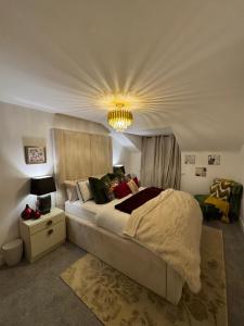 Un dormitorio con una cama grande y una lámpara de araña. en Van Loon Residence, en Oldbury