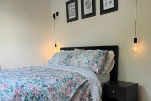 Postel nebo postele na pokoji v ubytování Family-Near Airport-Sleeps 7-Bbq-Parking-Pet