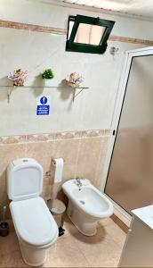 Et badeværelse på Susette's Serenity - Ground Floor Apartment