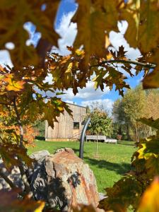 ein Gebäude auf einem Feld mit einem Felsen in der Unterkunft RESORT SALIXA u Poděbrad in Poděbrady