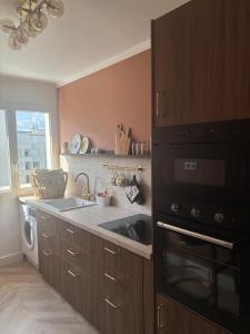 Kuchyň nebo kuchyňský kout v ubytování Appartement lumineux avec parking, centre Clermont-Ferrand