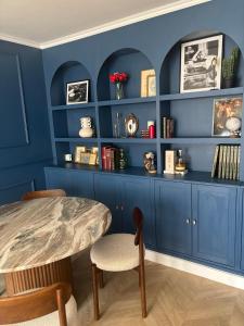 Knihovna v apartmánu