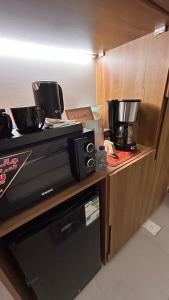 eine Küche mit einer Theke und einer Kaffeemaschine in der Unterkunft شقة حي البوادي in Dschidda