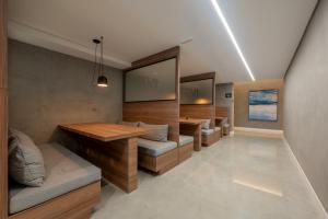 a waiting room with a row of tables and couches at Upper West Perdizes by Xtay - Nubank Parque a 500m - antigo Allianz Parque - estúdio moderno com cozinha e vista da cidade in São Paulo
