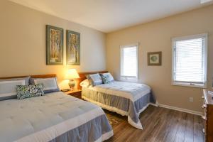 Postel nebo postele na pokoji v ubytování Swim, Golf and Relax Myrtle Beach Unit in Tidewater + 19 fotografií