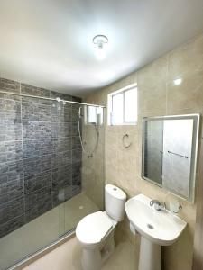 a bathroom with a toilet and a sink and a shower at Comfort and spectacular views in Barranquilla! in Barranquilla +1 photo