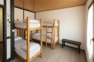 una habitación con tres literas en una habitación en Albergue Tritón - Villanúa, en Villanúa