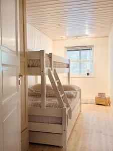 SørvågにあるStylish Villa - Boat, Greenhouse & Majestic Oaksの二段ベッドと窓のある寝室 +45枚の写真