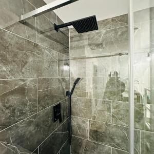 Vannituba majutusasutuses Modern Basement Suite near West Edmonton Mall +39 fotot