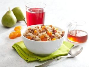 アレクサンドリアにあるFairfield Inn & Suites by Marriott Alexandria West/Mark Centerの緑のナプキンの上に食べ物と飲み物が乗ったボウル