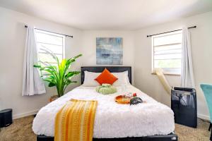 Postel nebo postele na pokoji v ubytování Jungle House Luxury Homes - Columbus Downtown Short North - Steps to Convention Center & Nationwide Arena - Sleeps up to 6 - Free Parking - Over 5,800 Five Stars + 36 fotografií