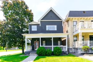 een zwart huis met een veranda en een balkon bij Jungle House Luxury Homes - Columbus Downtown Short North - Steps to Convention Center & Nationwide Arena - Sleeps up to 6 - Free Parking - Over 5,800 Five Stars in Columbus +37 foto's