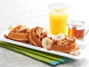 アレクサンドリアにあるFairfield Inn & Suites by Marriott Alexandria West/Mark Centerのワッフルとバナナのプレートとオレンジジュースのグラス