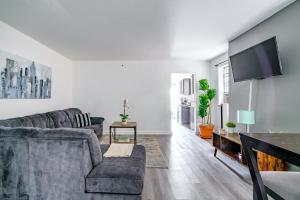 een woonkamer met een bank en een flatscreen-tv bij Jungle House Luxury Homes - Columbus Downtown Short North - Steps to Convention Center & Nationwide Arena - Sleeps up to 6 - Free Parking - Over 5,800 Five Stars in Columbus