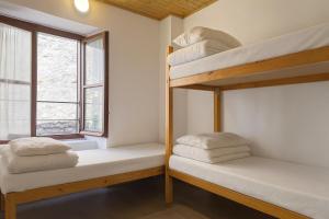 Ένα ή περισσότερα κρεβάτια σε δωμάτιο στο Albergue Tritón - Villanúa