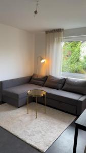 una sala de estar con un sofá y una mesa en Ferienwohnung Fischer, en Stolberg