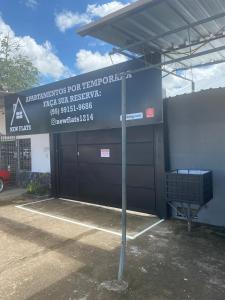 a sign in a parking lot in front of a building at Apartamento espaçoso e bem localizado in Boa Vista