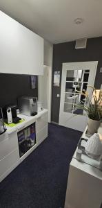 een keuken met een wit aanrecht en een deur bij Let's RelaxX 60QM Free parking in Mülheim an der Ruhr