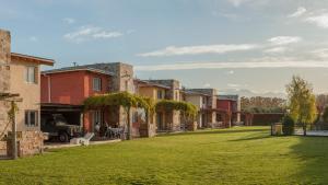 a row of houses in a yard with a green lawn at Magas de Drummond in Mayor Drumond