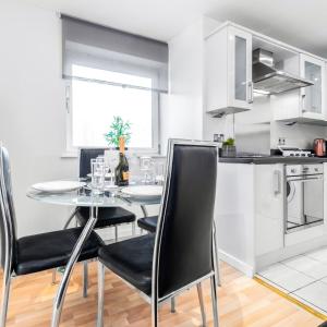 eine Küche und ein Esszimmer mit Tisch und Stühlen in der Unterkunft Stylish Two Bed Apartment - Speed Wi-Fi - Smart Tv - Parking 201MH in Birmingham