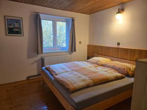 Schlafzimmer mit einem Bett und einem Fenster in der Unterkunft Apartmány Lebedín in Nová Ves