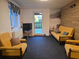 TV a/nebo společenská místnost v ubytování Apartmány Lebedín