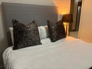 Postel nebo postele na pokoji v ubytování The Cube Rivonia Sandton Luxury Suites