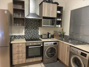 Kuchyň nebo kuchyňský kout v ubytování The Cube Rivonia Sandton Luxury Suites