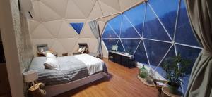 Ένα ή περισσότερα κρεβάτια σε δωμάτιο στο Domo en plena naturaleza