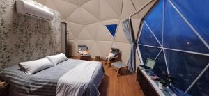 Ένα ή περισσότερα κρεβάτια σε δωμάτιο στο Domo en plena naturaleza