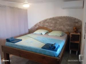 Caribbean Sunset, Malendure, Vue Mer, Jacuzzi Privé في بويانت: غرفة نوم بها سرير كبير مع مناشف عليه