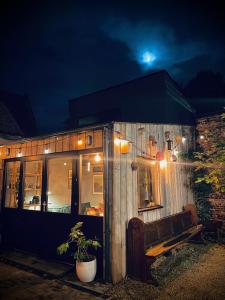 布鲁日Tiny House The Bird House的一间晚上有灯的小房子