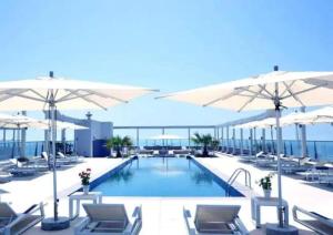 Πισίνα στο ή κοντά στο Stylish Luxury Studio - Al Marjan Island