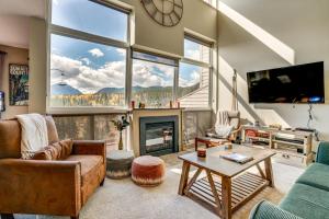 TV a/nebo společenská místnost v ubytování 3 Mi to Dtwn Pet-Friendly Condo in Silverthone