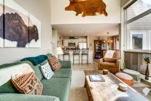 Posezení v ubytování 3 Mi to Dtwn Pet-Friendly Condo in Silverthone