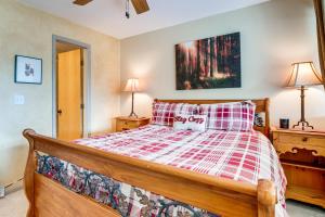 Postel nebo postele na pokoji v ubytování 3 Mi to Dtwn Pet-Friendly Condo in Silverthone